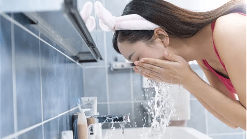 غسل الوجه صباحًا