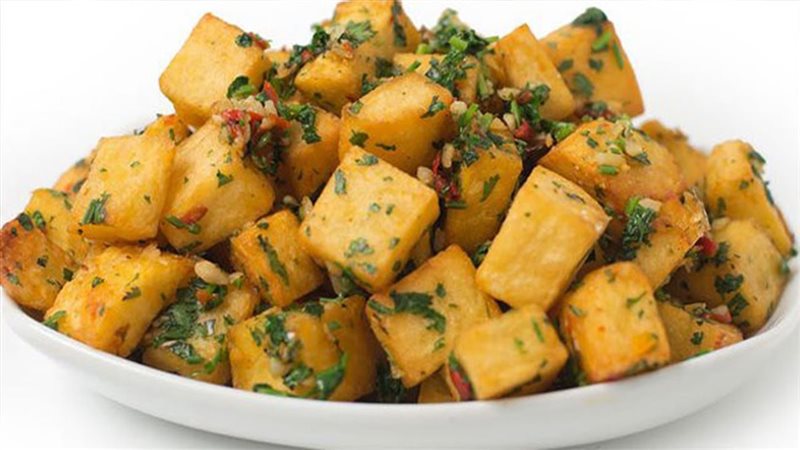  طريقة عمل البطاطس  المقلية بالثوم والبقدونس 