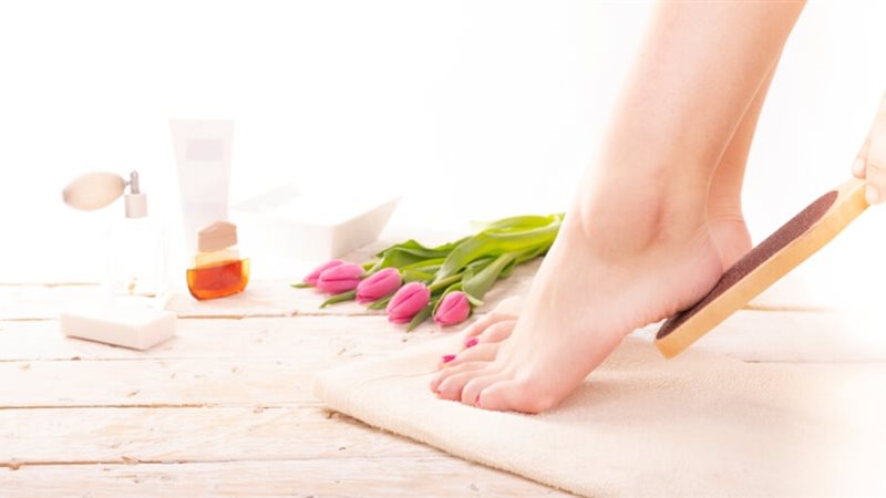 وصفات طبيعية فعالة للتخلص من تشقق الكعبين