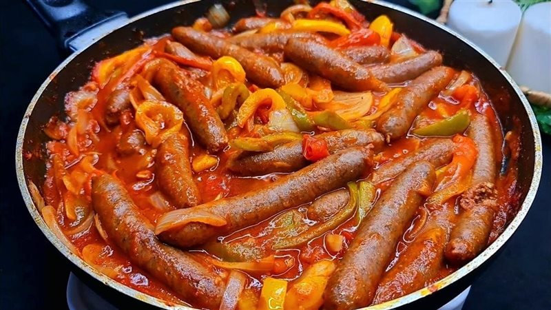  السجق بالبصل والطماطم