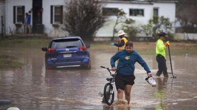 فيضانات عارمة تتسبب في إجلاء عشرات الآلاف بولاية واشنطن الأمريكية