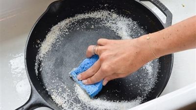 حل سحري بمكونات منزلية لتنظيف مقلاة الزيت المحروقة