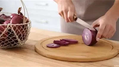 6 طرق فعالة وطبيعية للتخلص من رائحة البصل