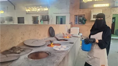 فتاة سعودية تنافس المحترفين بشغف الطهي الشعبي