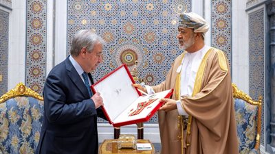 سُّلطان عُمان يمنح وسامًا من الدرجة الأولى للأمين العام للأمم المتحدة