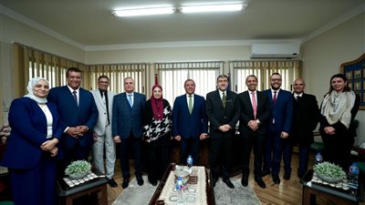 هيئة قناة السويس وبنك التنمية الصناعية (IDB) يوقعان بروتوكول تعاون لإصدار بطاقات دفع إلكترونية لموظفي الهيئة