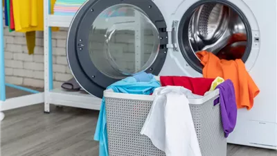 7 خطوات لتنظيف ملابسك بفاعلية بالغسالة والحفاظ عليها لفترة أطول