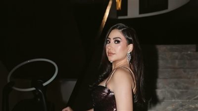 بوسي تخطف الأنظار بجلسة تصوير جديدة بإطلالة لامعة من توقيع نادين ميرعبي