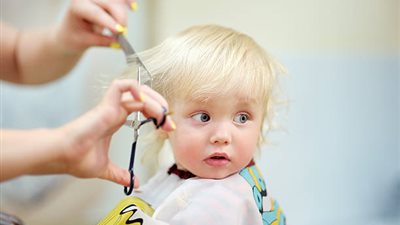 الشعر المحلوق.. كيف تتخلصين منه بسهولة من ملابس أولادك في 8 خطوات فقط