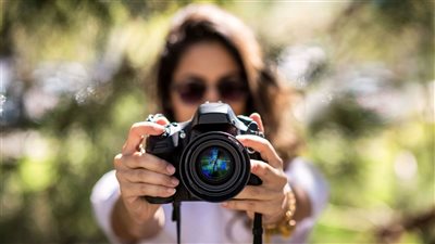 تفسير رؤية الكاميرا في المنام وعلاقتها بالأزمات والمشكلات