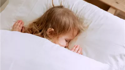 طفلي يقوم من النوم مفزوع.. ماذا أفعل؟