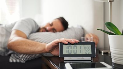 اكتشفي الحقيقة.. غفوة المنبه هل تُحسن نومك أم تُدمره؟ 