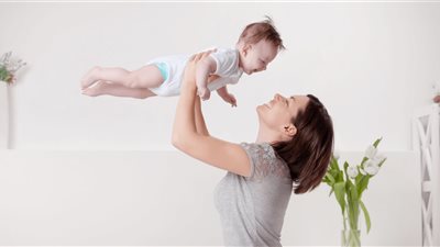 خطر إلقاء الطفل في الهواء.. كيف تحمي رقبة طفلك من الإصابات الخطيرة؟