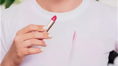 بقعة أحمر الشفاة.. كيف تتخلصين منها بسهولة وتُعيدين ملابسك جديدة؟