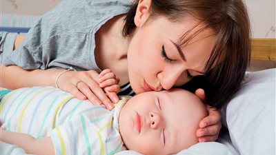 سر النوم السريع.. لماذا يختلف نوم الطفل مع الأب عن الأم؟