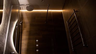 دراسة: الاستحمام في الضوء الخافت يحسن النوم