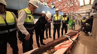 وزير السياحة يشهد تثبيت أول قطعة خشبية على الهيكل الخاص بإعادة تركيب مركب الملك خوفو الثانية بالمتحف المصري الكبير