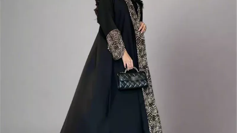 إطلالتك الشتوية بالعباءة 