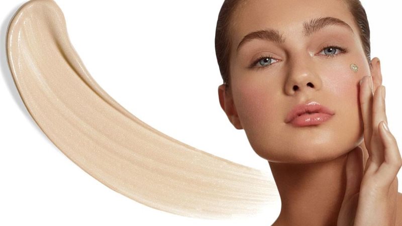 أفضل أنواع البرايمر لمكياج مثالي وثابت في حفل رأس السنة 