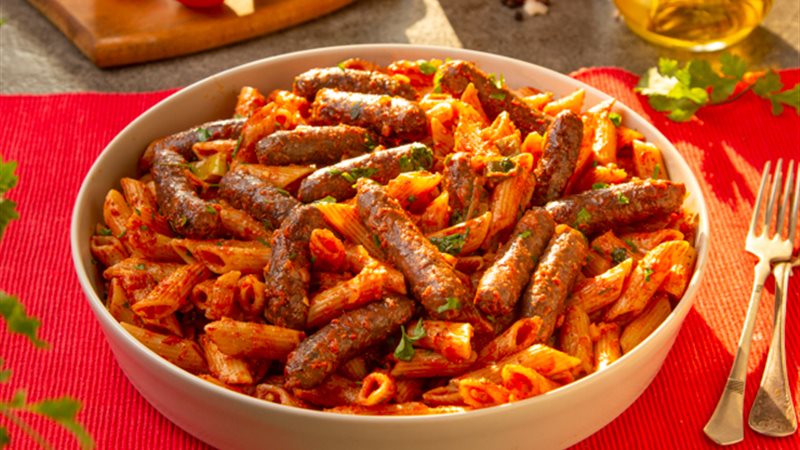 طريقة عمل المكرونة بالسجق 