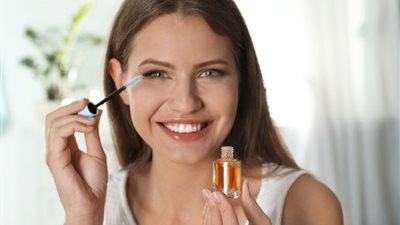 أفضل أنواع الزيوت الطبيعية لترطيب الرموش وتطويلها 