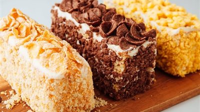 سهلة  ولذيذة..  طريقة عمل كيكة الكورن فليكس بالكراميل