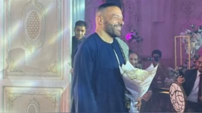 محمد خميس يحتفل بزفافه بالجلباب الصعيدي 