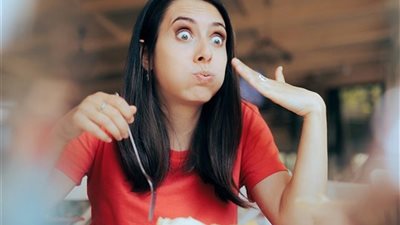 تفسير حلم أكل الشطة في المنام وعلاقته بالخلافات الأسرية 