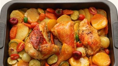 لغداء شهي وسريع  .. طريقة عمل صينية الدجاج بالفرن مع الخضار