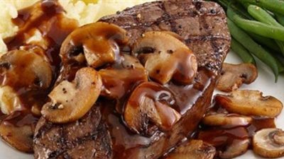 طريقة عمل ستيك اللحم بصوص المشروم بخطوات سهلة في مطبخك