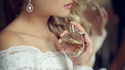 عطور نسائية حديثة تكمل إطلالتكِ في حفل رأس السنة  