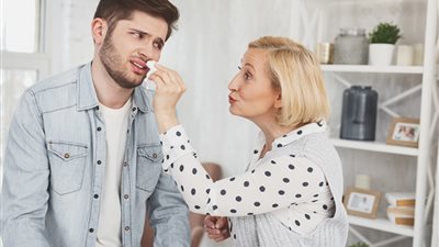 سيدة تسأل: زوجي يقبل أمي ويضربها على مؤخرتها.. هل هذا يجوز؟