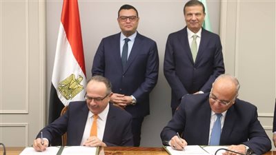 وزيرا الزراعة والإسكان يشهدان توقيع عقد اتفاق بين بحوث الصحراء و 