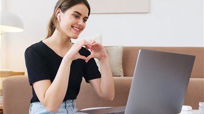 فتاة تسأل: كيف أضع حدودًا واضحة في علاقة حب عن بعد؟