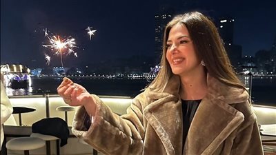 دنيا سمير غانم تحتفل بعيد ميلادها بمفاجأة على النيل بحضور العائلة والأصدقاء