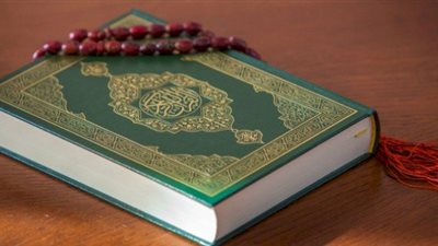 هل يصح سماع القرآن أثناء العمل؟.. دار الإفتاء تُجيب