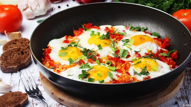 طريقة عمل الشكشوكة بالبيض والجبن 