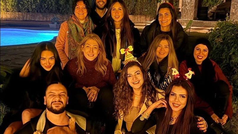 ناهد السباعي وسط عائلتها 