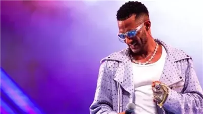 محمد رمضان يثير الجدل في استاد القاهرة بتصرف مفاجئ.. ويقبل رأس سيدة