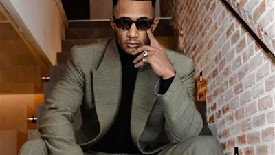 محمد رمضان يستعرض مهاراته الكروية ويتسبب بكسر هاتفه قبل حفله باستاد القاهرة