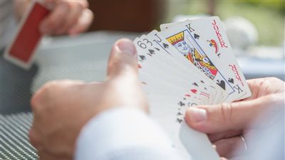  تفسير رؤية أوراق الكوتشينة في المنام للعزباء والمتزوجة والحامل 