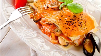 من المطبخ الإيطالى .. طريقة عمل اللازانيا  بالجمبري والبشاميل  