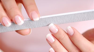  وصفات طبيعية فعالة لتقوية الأظافر والتخلص من الإصفرار