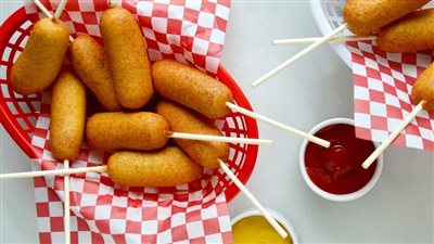 مقرمشة ولذيذة ..  طريقة عمل أصابع الهوت دوج  في مطبخك 