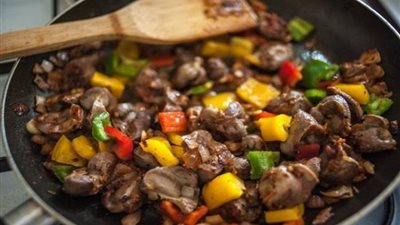 لغداء صحي و لذيذ ..   طريقة عمل كبدة الفراخ في مطبخك 