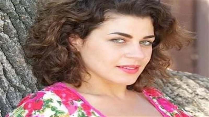 الفنانة منى هلا