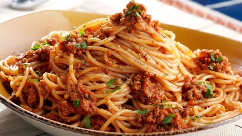  المكرونة  الإسباجيتي باللحم المفروم والبارميزان