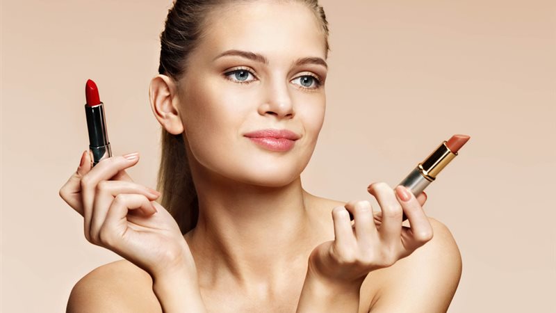 تفسير حلم رؤية أحمر الشفاة في المنام