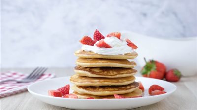 طريقة عمل بان كيك بالفراولة والكريمة بخطوات بسيطة في المنزل 