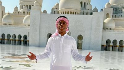 سبيد يشعل شوارع القاهرة بجولة استثنائية… تناول الكشري وزار الأهرامات